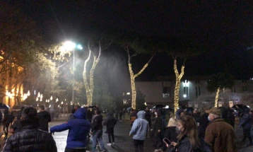 „Војна“ во центарот на Тирана, полицијата со солзавец и водни топови, демонстрантите со камења