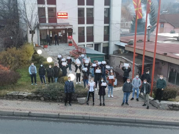 Матуранти од Македонска Каменица протестираа против полагање државна матура