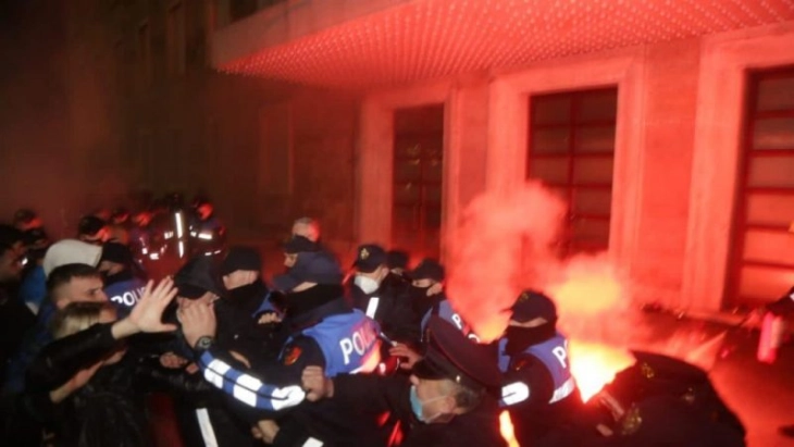 Повторно насилни протести во Тирана,ангажрани беа 1.500 полицајци