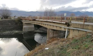 Се реконструира мостот кај село Ложани