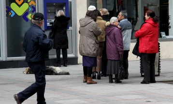 Владата им препорача на банките да ги исплатат декемвриските пензии заклучно со 31 декември