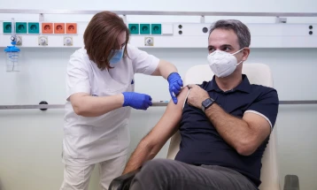Се вакцинираа Сакеларопулу и Мицотакис (ДПЛ)