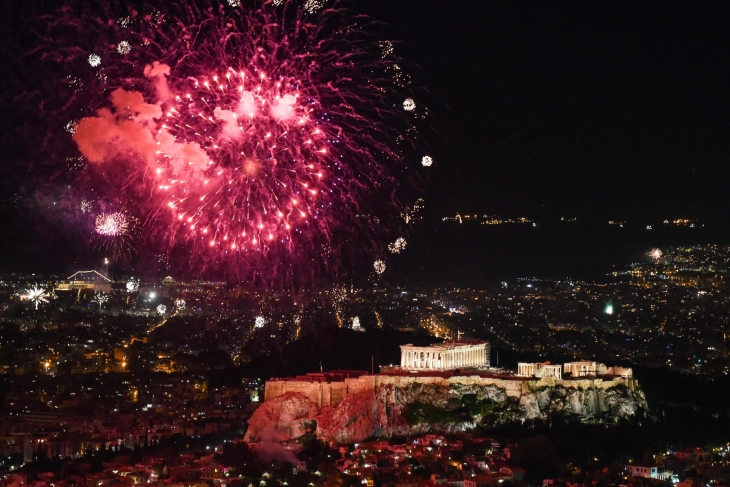 Со импресивен огномет дочекана новата година во Атина (фото)