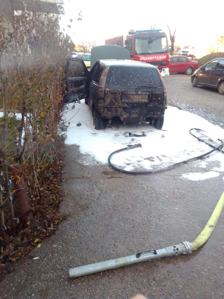Штипските пожарникари гаснеа запален автомобил