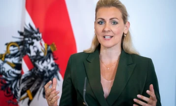 Австриската министерка за труд поднесе оставка поради обвинувања за плагијат