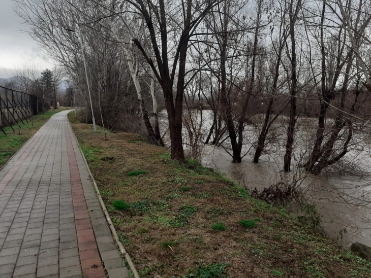 Нивото на Вардар кај Велес зголемено повеќе од трипати, засега нема излевање