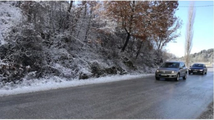 Слаб снег на планинскиот превој Буково, магла на патот Тетово-Лисец