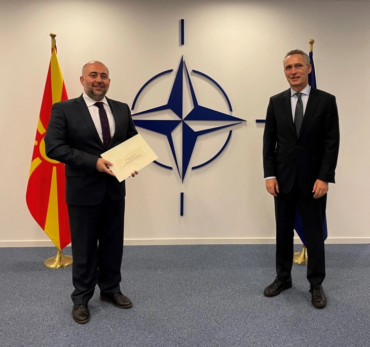 Амбасадорот Талески ги предаде акредитивните писма на генералниот секретар на НАТО
