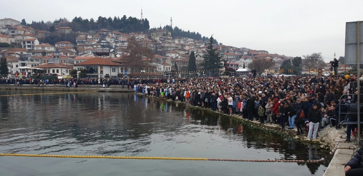 Традицијата оваа година ќе мирува, Водици во Охрид без масовно скокање по крстот