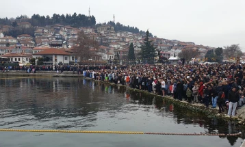 Традицијата оваа година ќе мирува, Водици во Охрид без масовно скокање по крстот