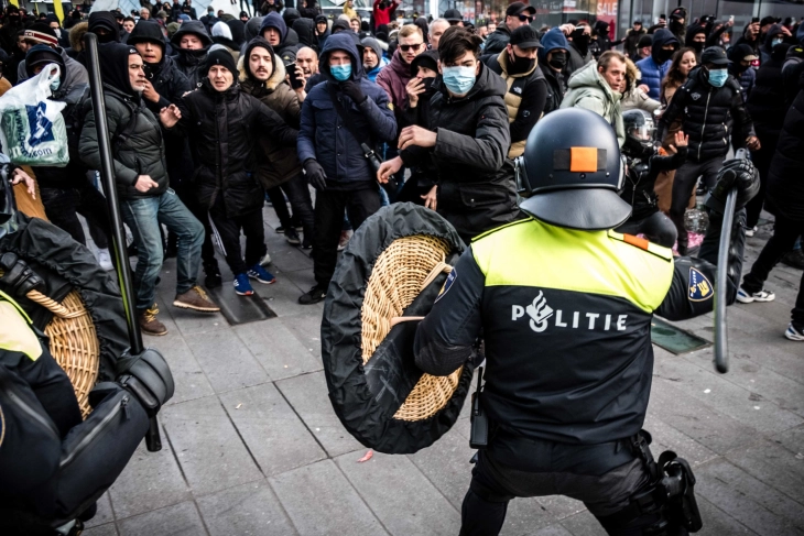 Судири на полицијата и демонстрантите во Холандија на протестите против епидемиските мерки