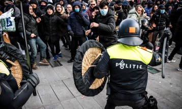 Судири на полицијата и демонстрантите во Холандија на протестите против епидемиските мерки