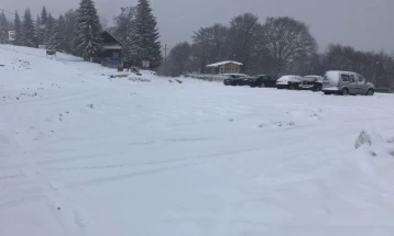 Нови снежни врнежи на Пониква, сообраќајот без поголеми проблеми