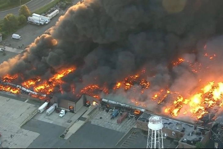  Голем пожар во Њу Џерси, изгоре фабрика за рециклирање