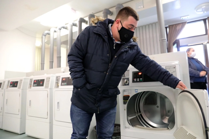 По бурните реакции на студентите, директорот на ДСД  ги отвора вратите на пералните во студентските домови