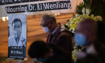 Илјадници Кинези му оддадоа почит на лекарот Ли, кој прв предупреди на опасноста од коронавирусот во Вухан