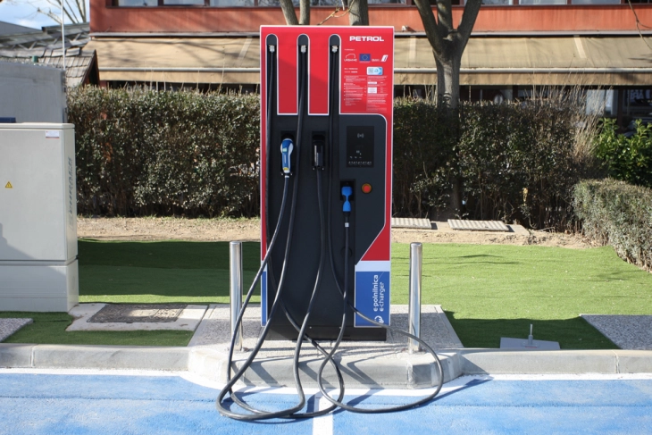Словенечки Петрол ќе ја наплаќа услугата за полнење на електричните возила