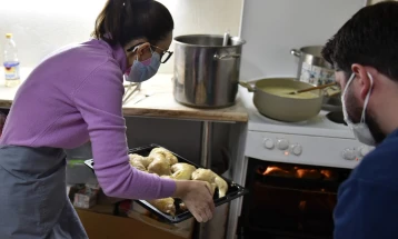 Првата дама Ѓоргиевска учествуваше во подготовката на храна за бездомници и социјално загрозени лица