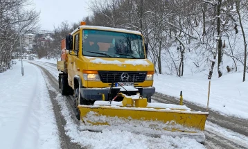 Зимската служба на Општина Карпош го чисти снегот