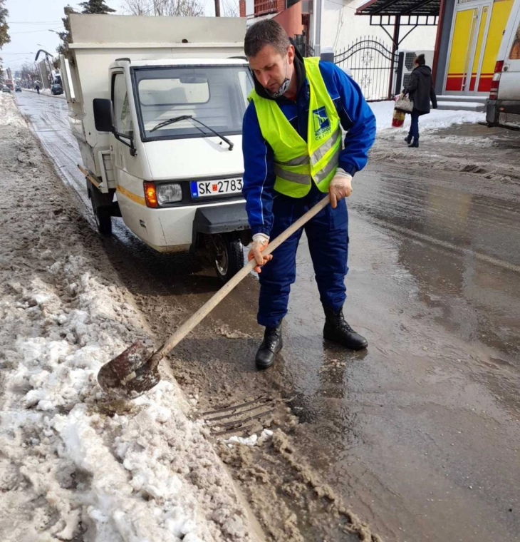 Се расчистува снегот од шахтите во Скопје