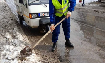 Се расчистува снегот од шахтите во Скопје