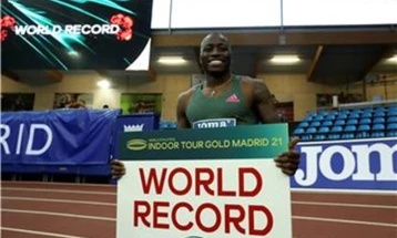 Американецот Холовеј го урна рекордот на 60. метри со пречки во сала