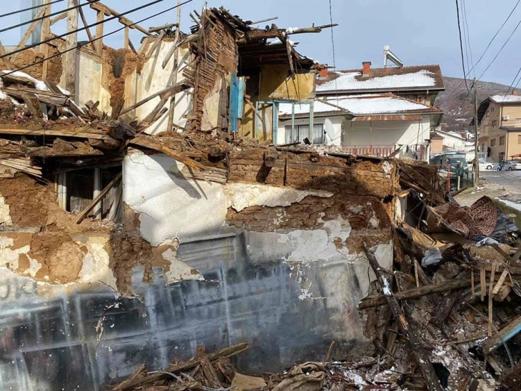 Во Дебар почна уривањето на стари оштетени објекти што претставуваат опасност за минувачите