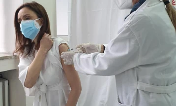 Сопругата на претседателот Пендаровски, Елизабета, прими вакцина против КОВИД-19