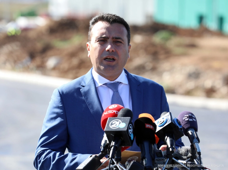 Премиерот Заев во посета на „Ист Гејт Мол“ во Скопје