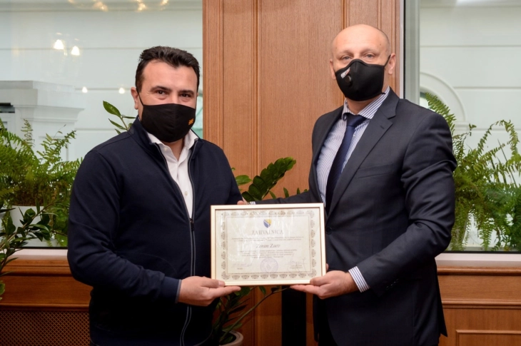 Амбасадорот Јаќимовиќ му врачи благодарница на премиерот Заев за поддршката по земјотресите во БиХ