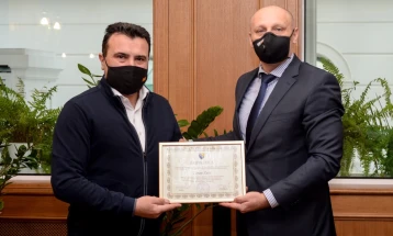 Амбасадорот Јаќимовиќ му врачи благодарница на премиерот Заев за поддршката по земјотресите во БиХ