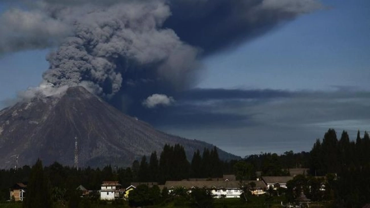 Вулканот Синабунг на Суматра повторно испушта облаци чад