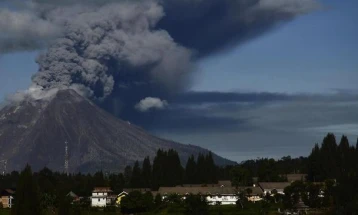Вулканот Синабунг на Суматра повторно испушта облаци чад