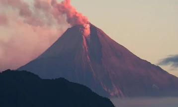 Еквадорскиот вулкан Сангај исфрли пепел во висина од 8,5 километри