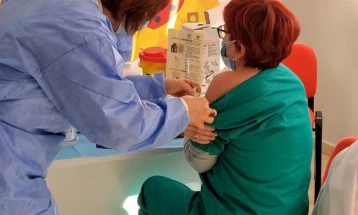 Во Албанија почна вакцинација на просветните работници, следуваат полицајците и војниците