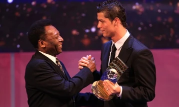 Пеле му го честита на Роналдо апсолутниот рекорд за најмногу постигнати голови