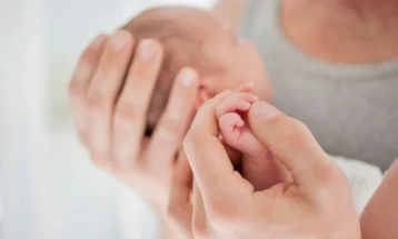 Во САД родено бебе со антитела на Ковид-19