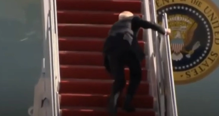 Бајден падна на скалите од претседателскиот авион, се чувствува добро