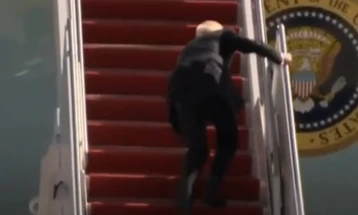Бајден падна на скалите од претседателскиот авион, се чувствува добро
