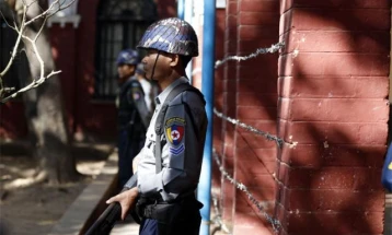 Хунтата во Мјанмар им се закани на демонстрантите дека ќе им пука во глава