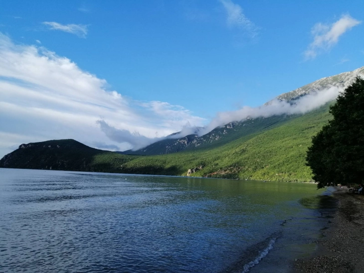 Сончево со мала до умерена локална облачност