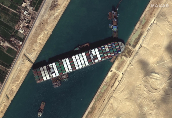 Нуркачите ја утврдуваат состојбата на бродот што заглави во Суецкиот канал
