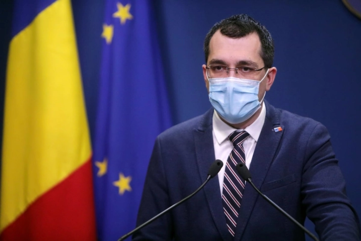 Романскиот министер за здравство казнет поради неносење маска