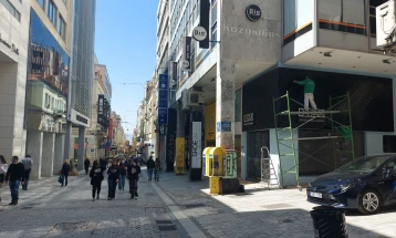 Се отвораат продавниците во Грција