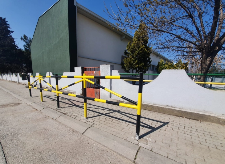 Поставени заштитни столпчиња и огради за поголема безбедност на пешаците во Лисиче