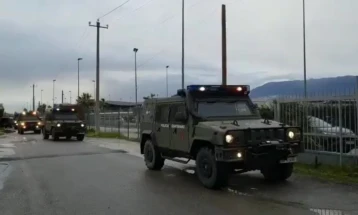 Аеродромот во Тирана го обезбедуваат воената и специјалната полициска единица