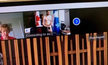 Канадски пратеник се појави гол на онлајн седница на Парламентот
