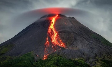 Повторно активен вулканот Мерапи во Индонезија