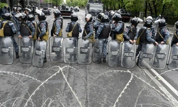 Уапсени 14 опозициски демонстранти во Ереван