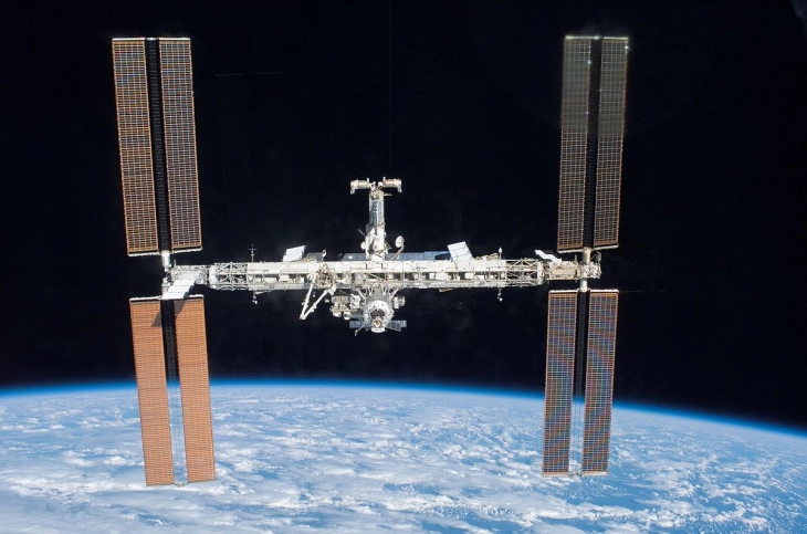 Капсулата „Драгон“ пристигна на Меѓународната вселенска станица